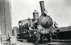 170180 Afbeelding van de stoomlocomotief nr. 826 (serie 800) van de N.S. met locomotiefpersoneel te Uithoorn.